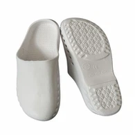 Incaltaminte medicala rezistenta la pete pentru sala de operatie